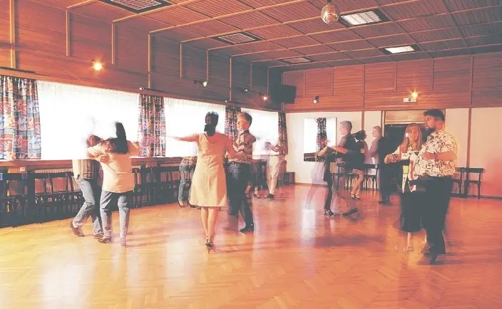 Paare beim Tanzen in unserer Tanzschule